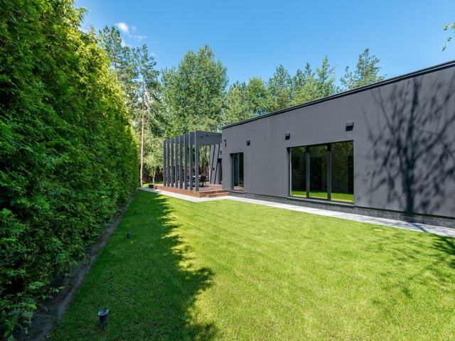 Level buffalo lawn running the length of a Perth backyard